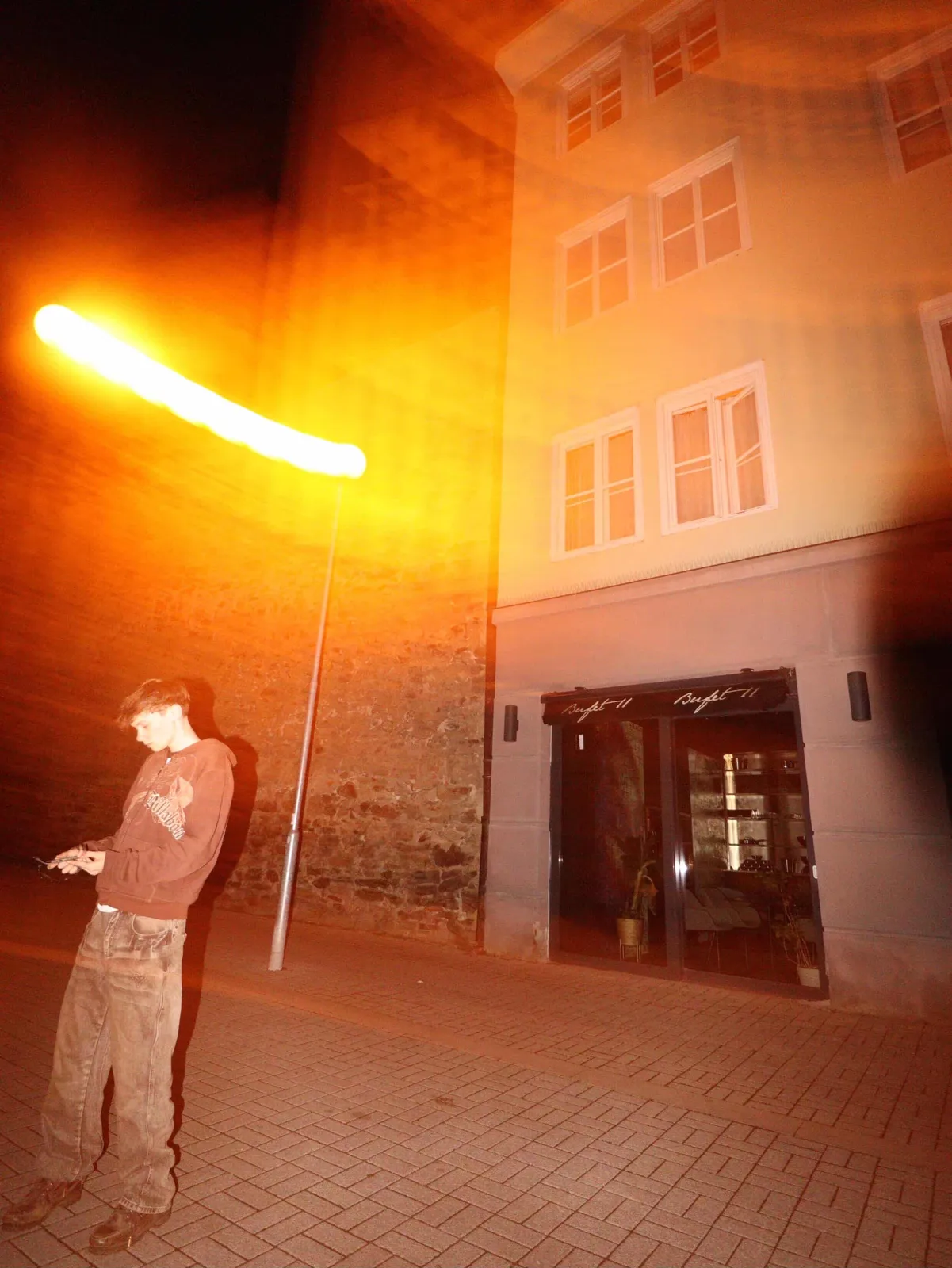 Filip pod sodíkovou lampou před zavřeným Bufetem 11 v Chebu